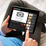 Người đàn ông thất vọng vì không xem được video trực tuyến trên máy tính khi không có kết nối internet, minh họa nhược điểm Chromebook khi dùng offline.