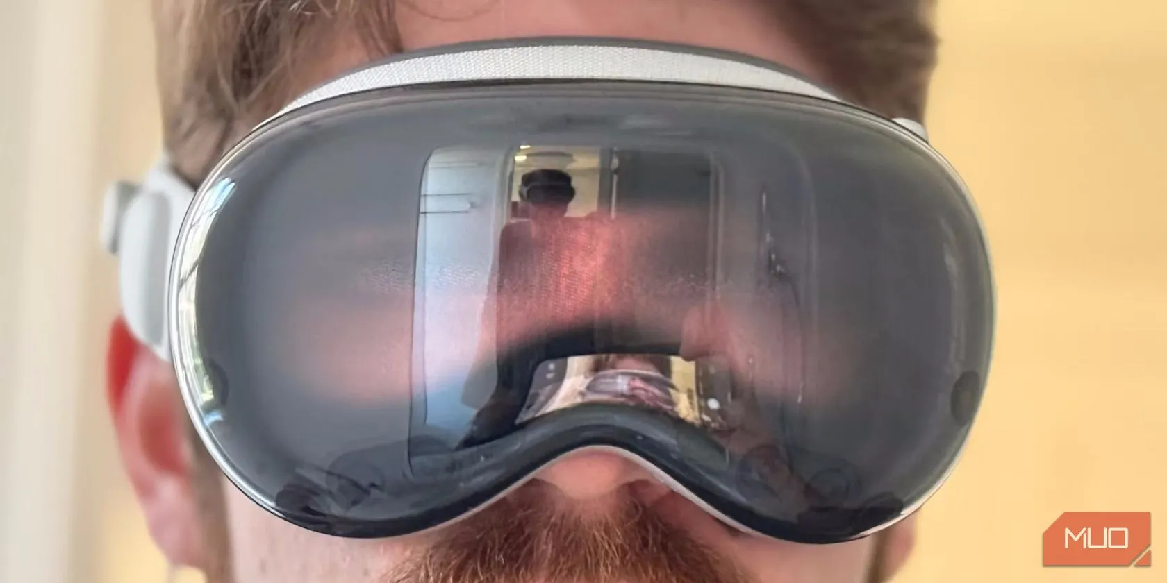 Người đàn ông trải nghiệm kính Apple Vision Pro với màn hình ứng dụng nổi bật