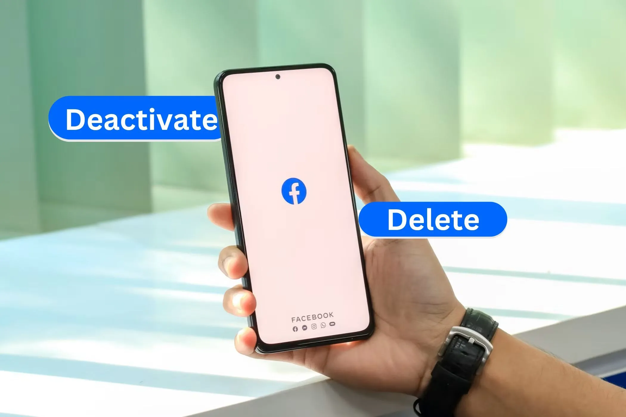 Người dùng cầm điện thoại, màn hình hiển thị ứng dụng Facebook với tùy chọn vô hiệu hóa và xóa tài khoản, minh họa việc gỡ bỏ dữ liệu cá nhân.