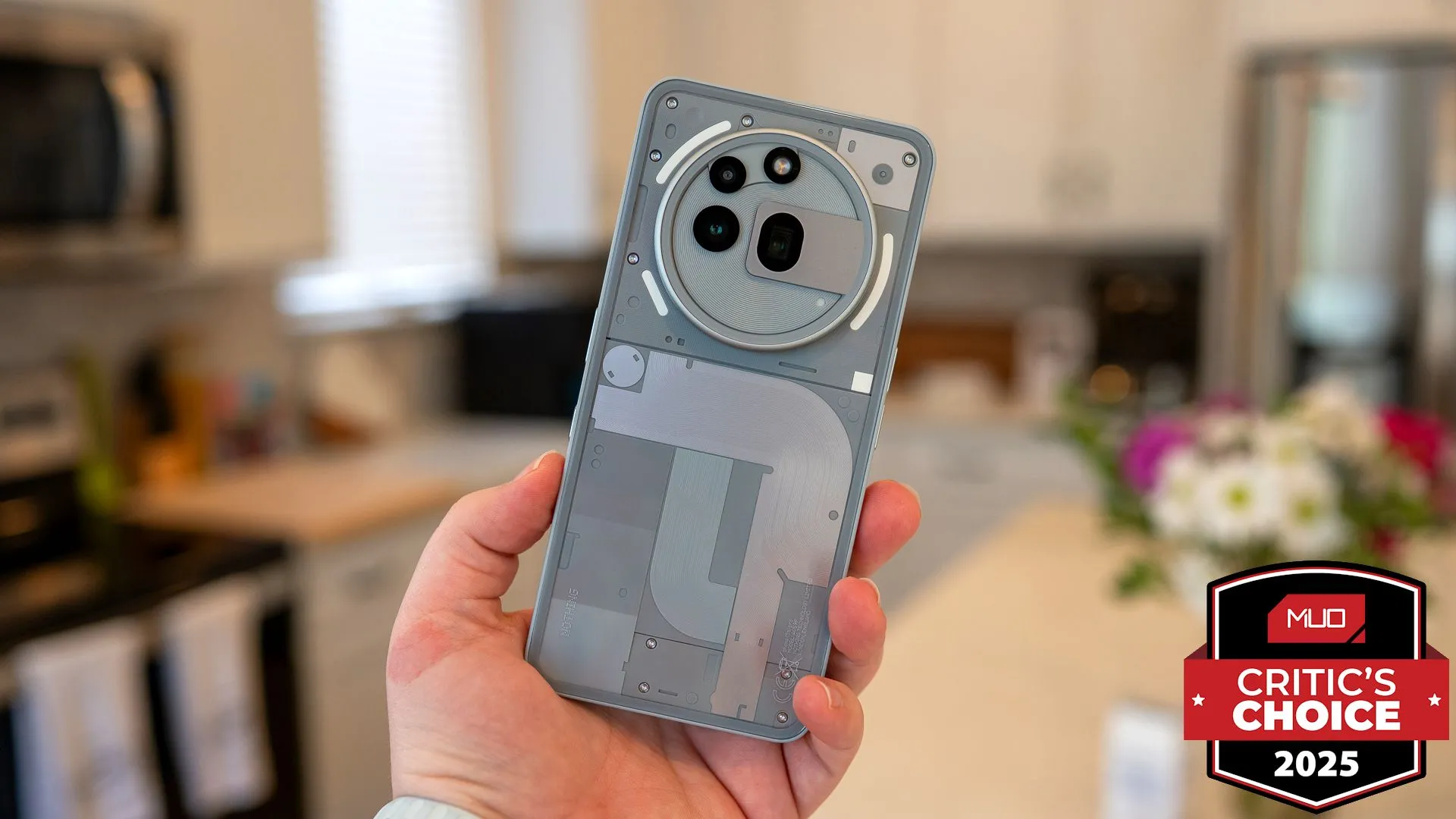 Người dùng cầm Nothing Phone (3a) Pro với giao diện Glyph và giải thưởng tại MWC 2025