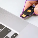 Người dùng cắm USB bảo mật Yubico vào cổng USB laptop để khóa máy tính