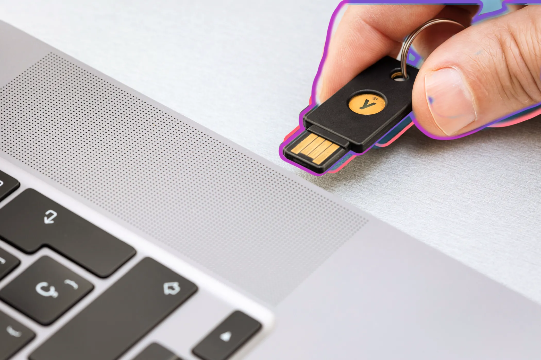 Người dùng cắm USB bảo mật Yubico vào cổng USB laptop để khóa máy tính