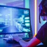 Người dùng chơi game trên PC, nơi Discord đã thử nghiệm Video Quests trước khi mở rộng sang di động