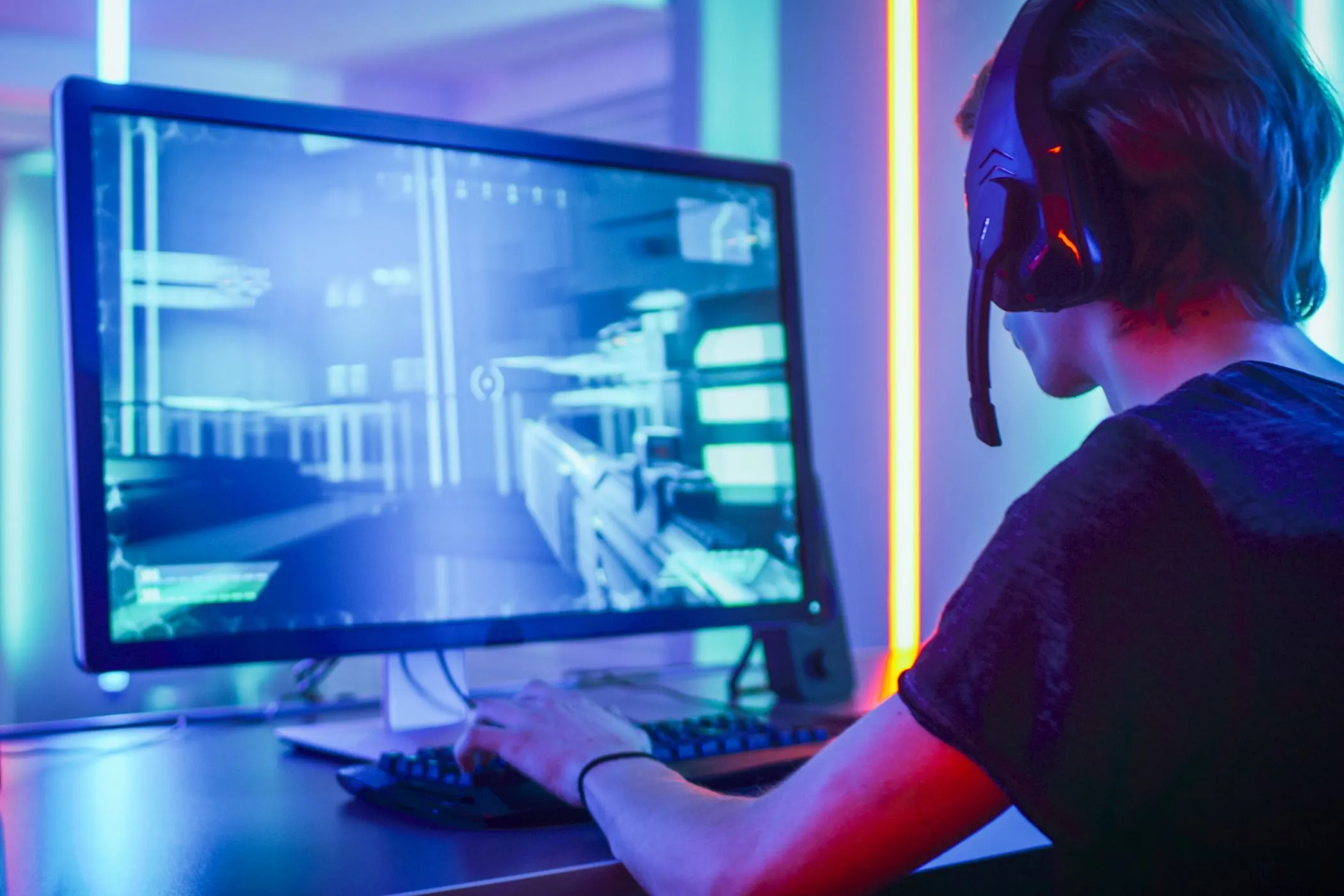 Người dùng chơi game trên PC, nơi Discord đã thử nghiệm Video Quests trước khi mở rộng sang di động