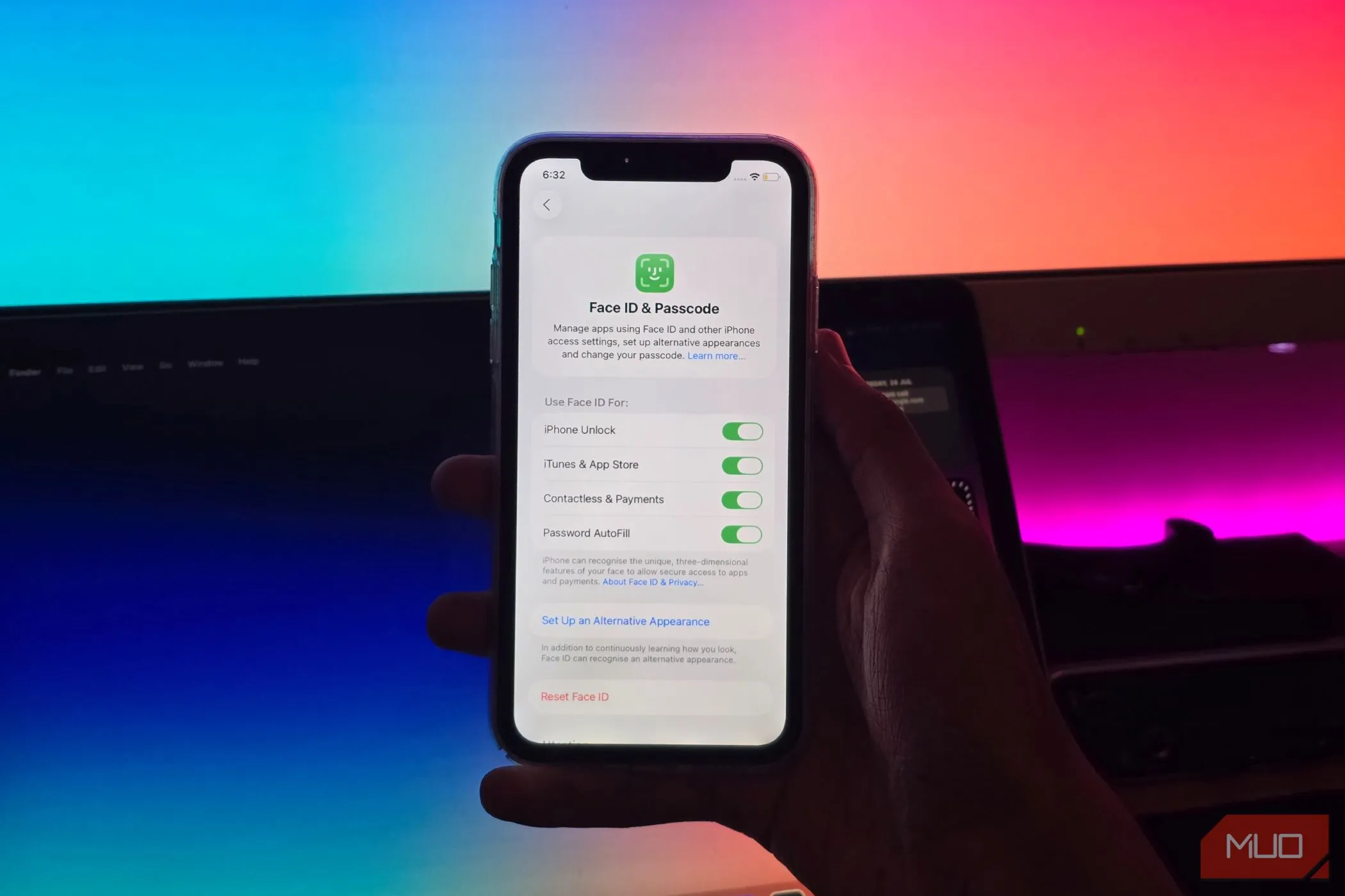 Người dùng đang cài đặt Face ID trên iPhone trong mục Cài đặt