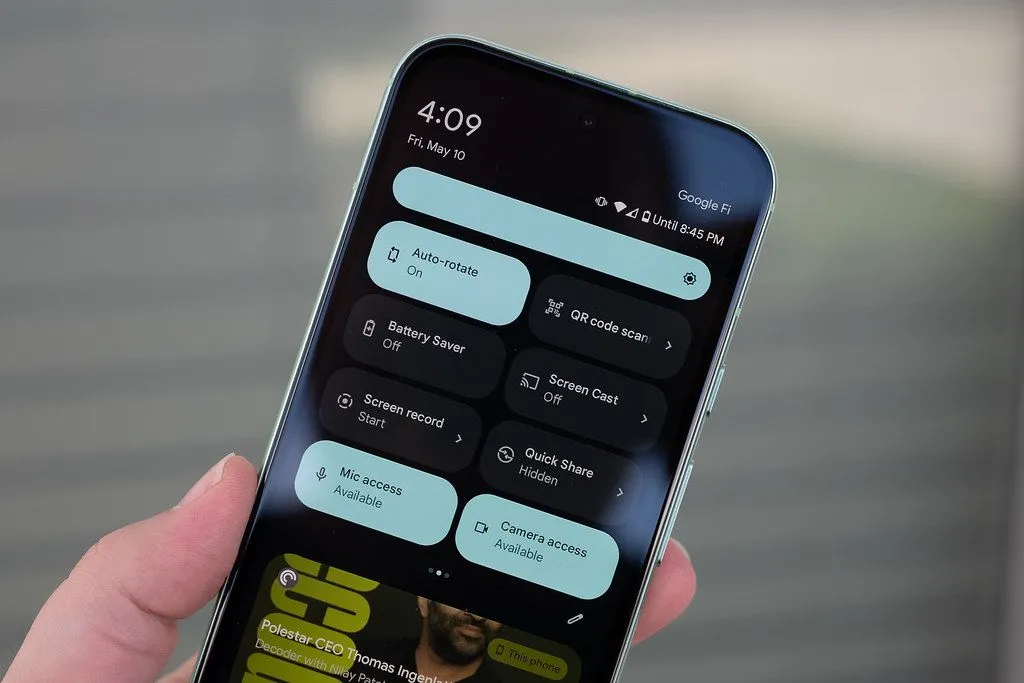 Người dùng đang cầm điện thoại Google Pixel 8a, minh họa khả năng bảo vệ màn hình với lớp phủ ceramic