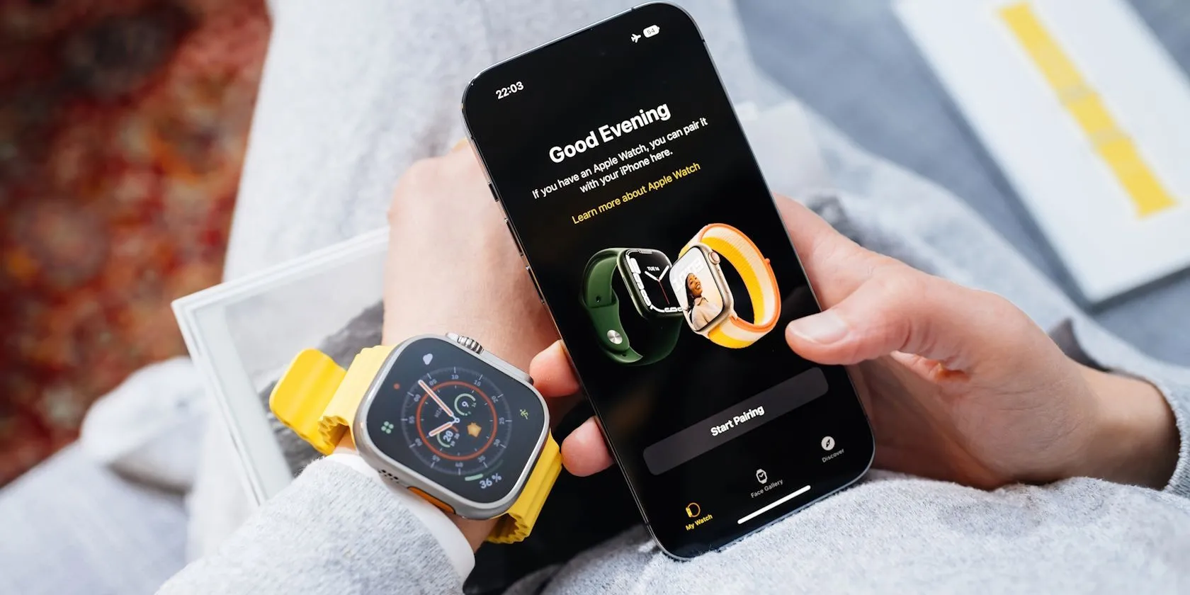 Người dùng đang ghép nối Apple Watch Ultra với iPhone, thể hiện quy trình kết nối đơn giản của hệ sinh thái Apple.