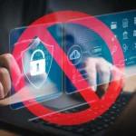 Người dùng đang gõ bàn phím laptop với biểu tượng bảo mật và dấu cấm, tượng trưng cho nguy cơ bảo mật mật khẩu yếu.