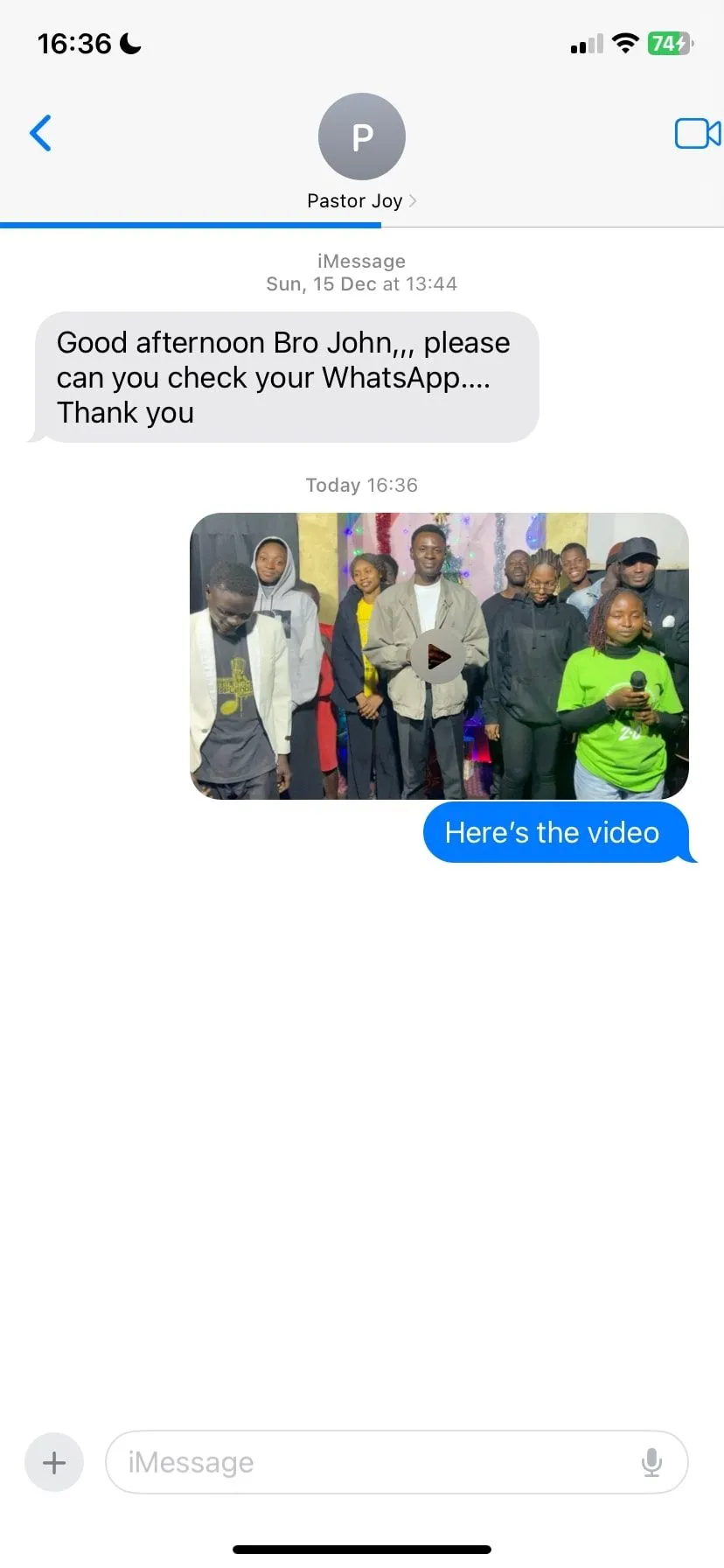 Người dùng đang gửi video trong cuộc trò chuyện iMessage, thể hiện quá trình chia sẻ tệp.