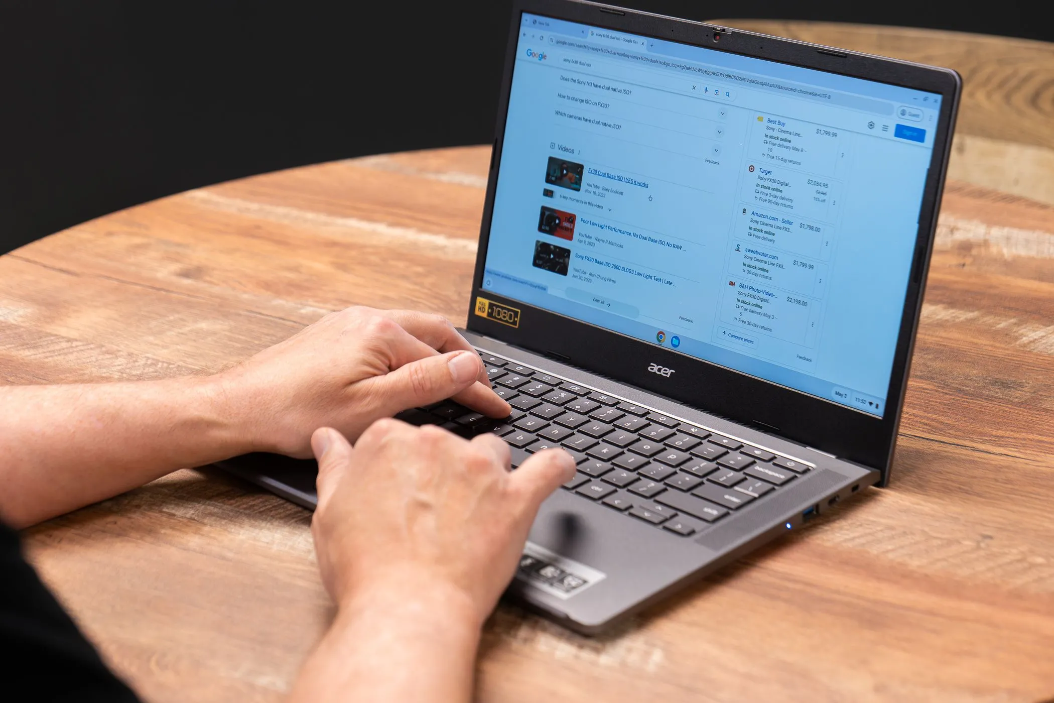Người dùng đang làm việc trên laptop Acer Chromebook