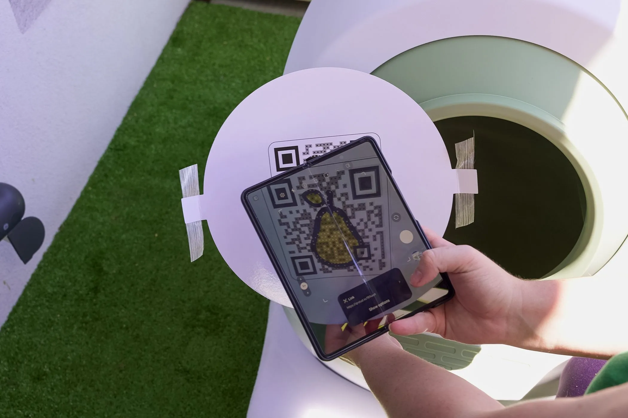 Người dùng đang quét mã QR trên điện thoại, cảnh báo về những mã QR giả mạo xuất hiện ở nơi công cộng hoặc trong email lừa đảo.