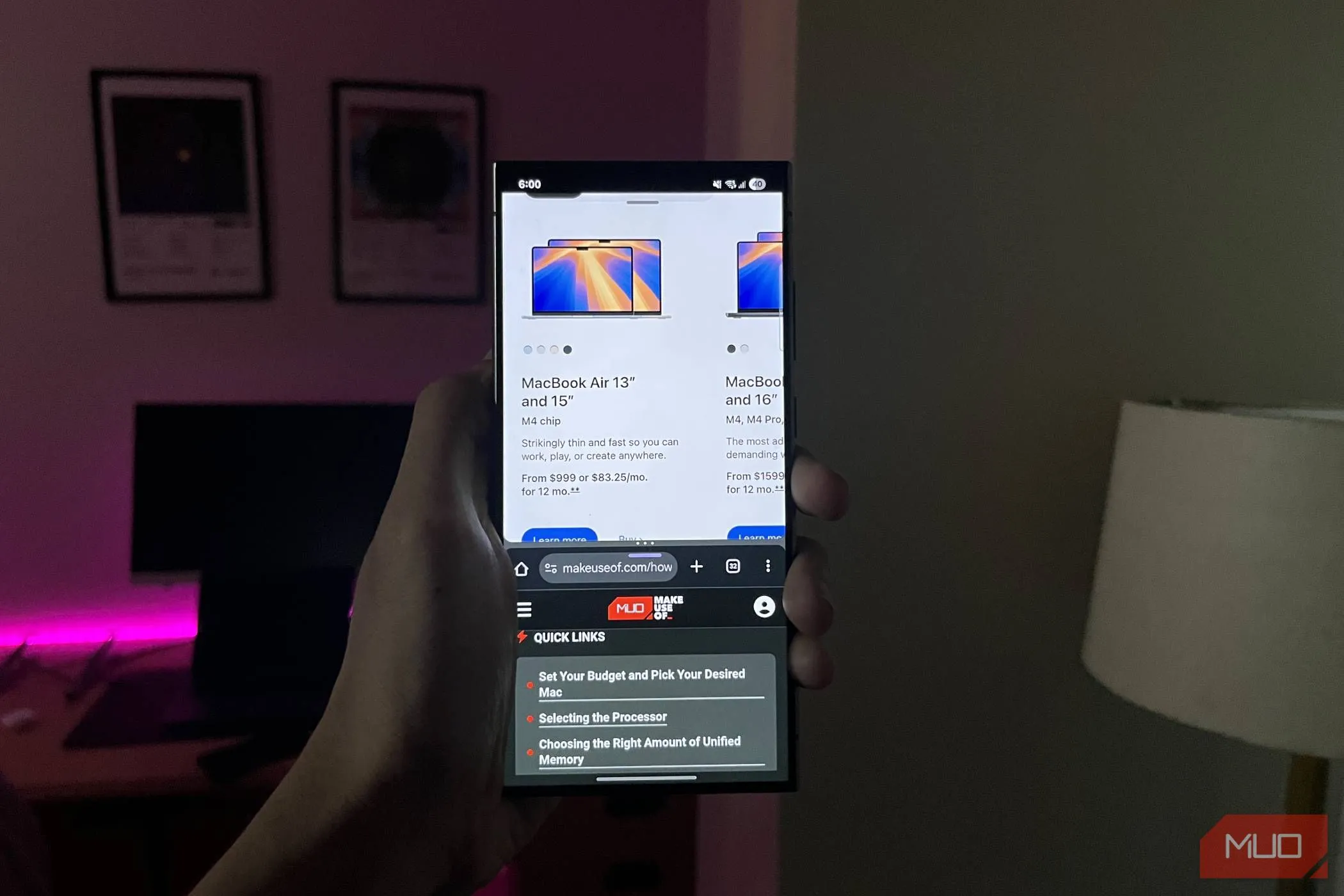 Người dùng đang sử dụng tính năng chia đôi màn hình trên Samsung Galaxy S24 Ultra với trình duyệt Chrome và Samsung Internet