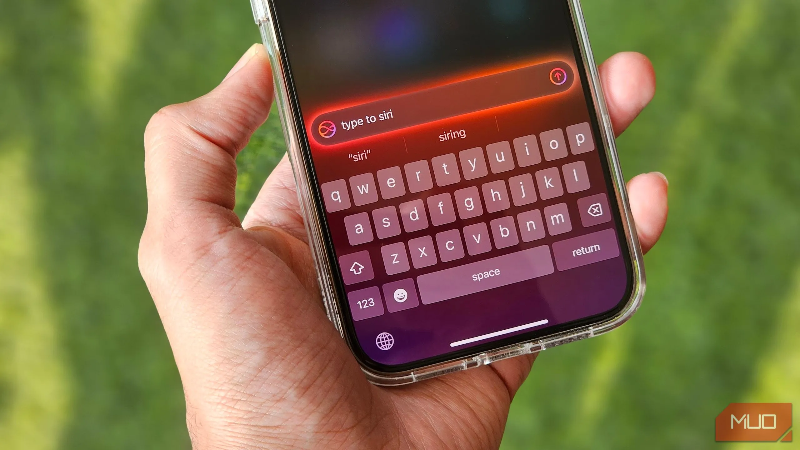 Người dùng đang sử dụng tính năng Type to Siri trên iPhone, một ví dụ về AI của Apple.