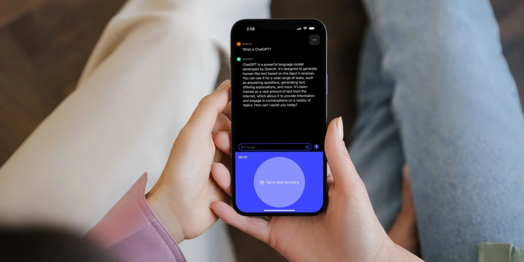 Người dùng đang sử dụng tính năng Whisper trong ứng dụng ChatGPT trên iPhone để phiên âm giọng nói