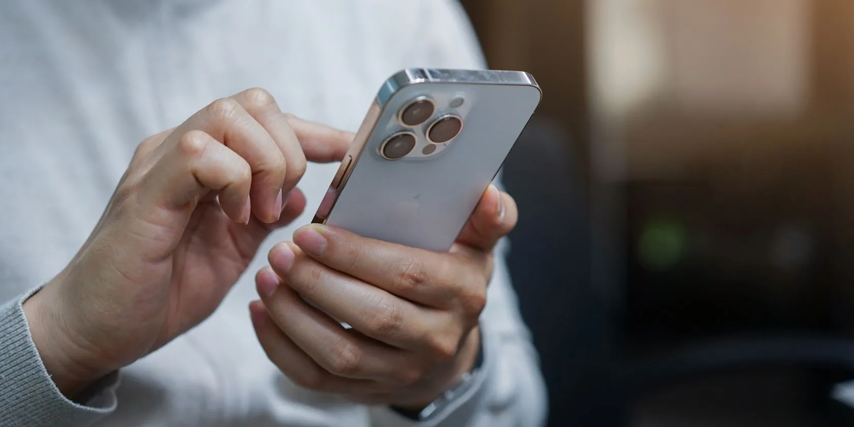 Người dùng đang thao tác trên màn hình iPhone 13 Pro Max, thể hiện trải nghiệm sử dụng thiết bị.
