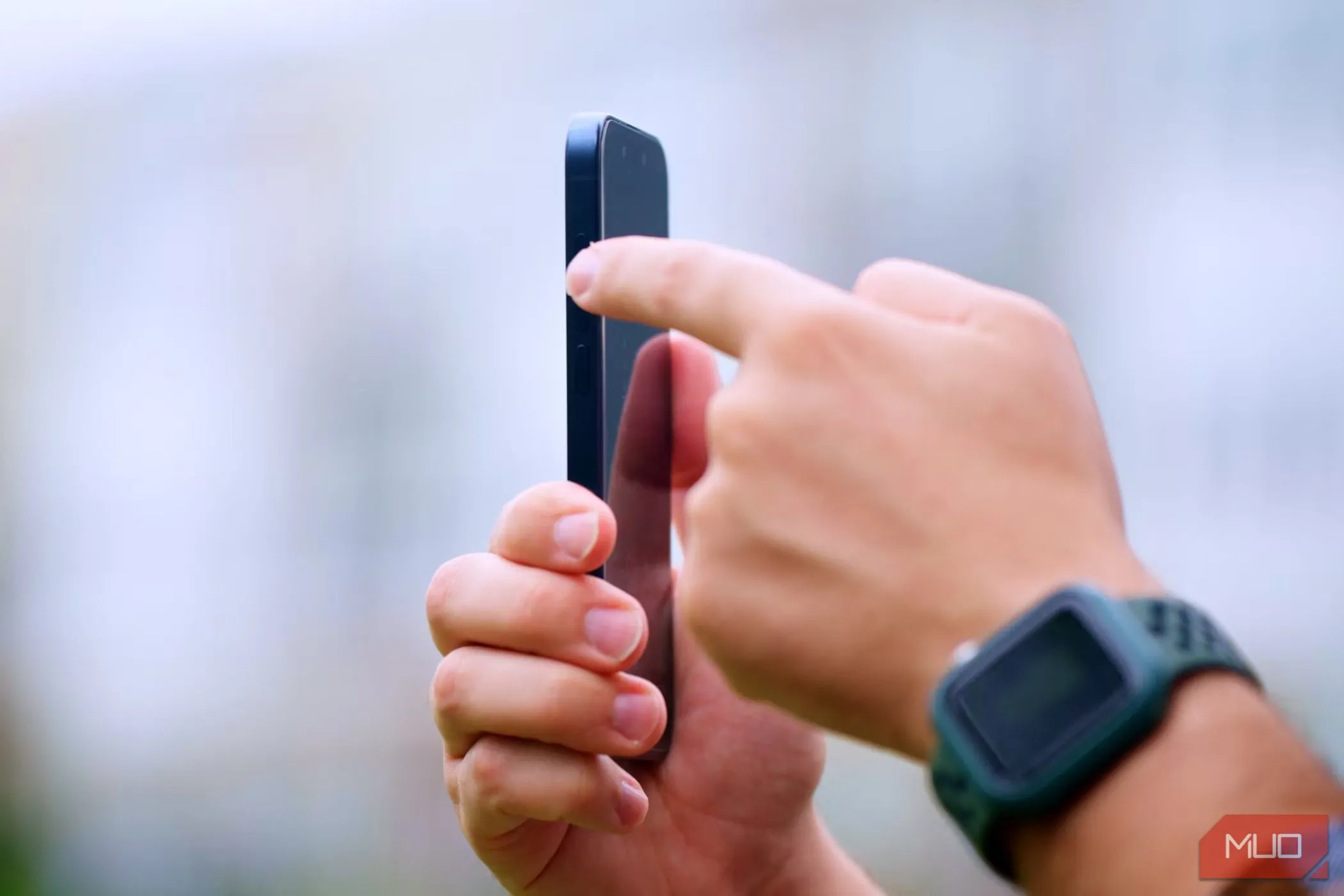 Người dùng đang tương tác với Nút Hành Động trên iPhone 15 Pro