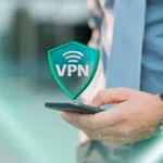 Người dùng điện thoại với biểu tượng VPN, tượng trưng cho kết nối mạng an toàn và quyền riêng tư trực tuyến