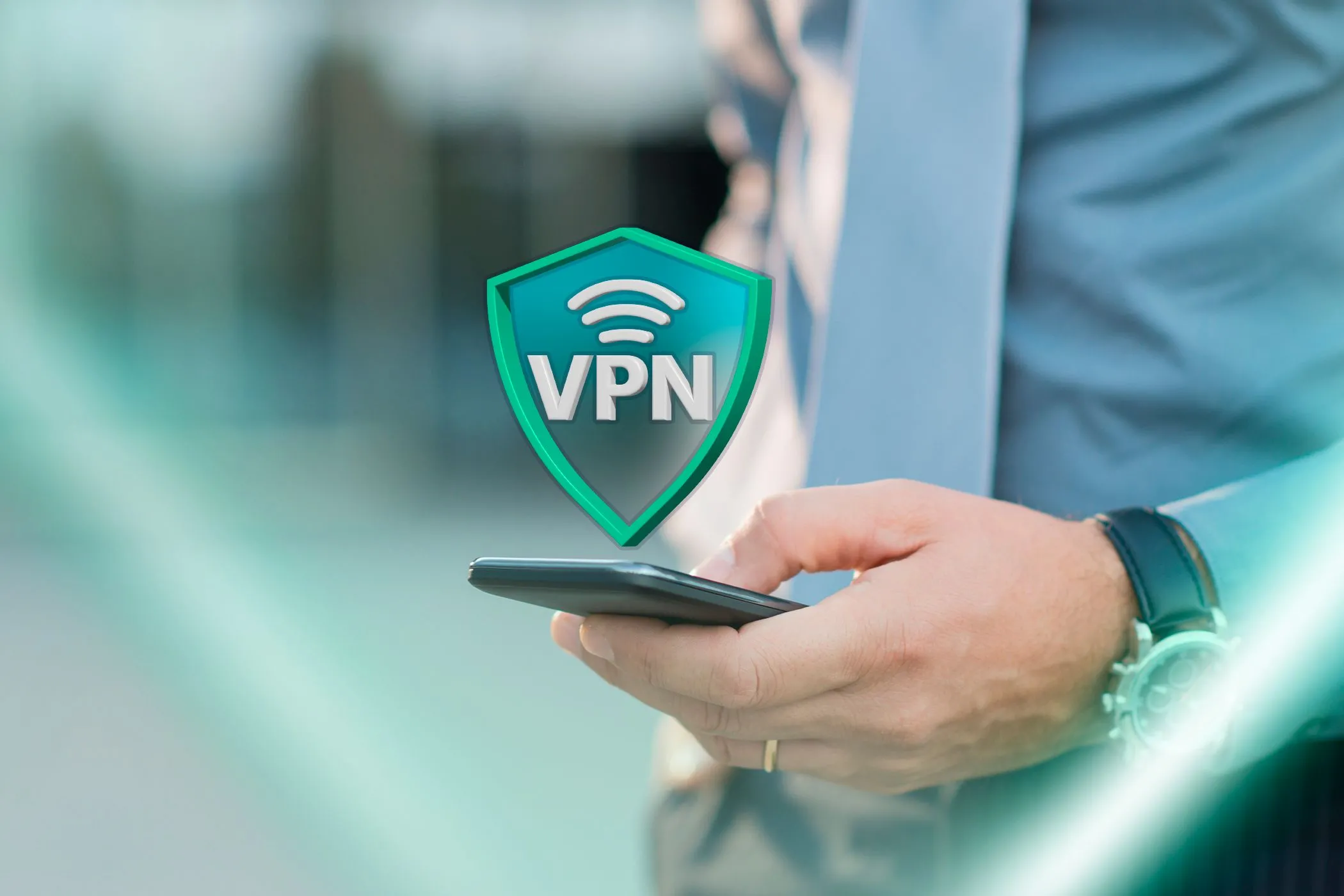Người dùng điện thoại với biểu tượng VPN, tượng trưng cho kết nối mạng an toàn và quyền riêng tư trực tuyến
