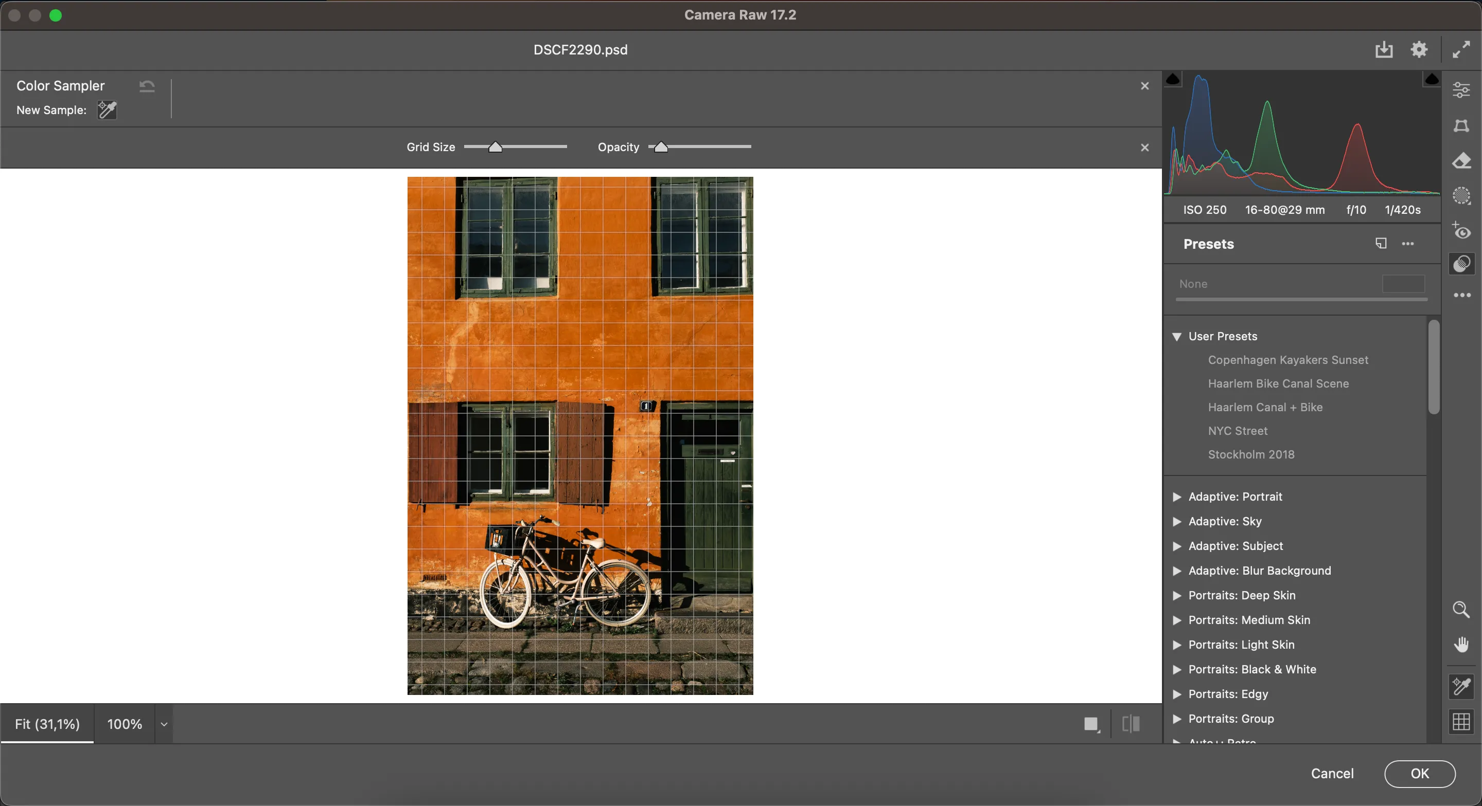 Người dùng điều chỉnh thông số màu sắc và ánh sáng trong Adobe Camera Raw tích hợp với Photoshop