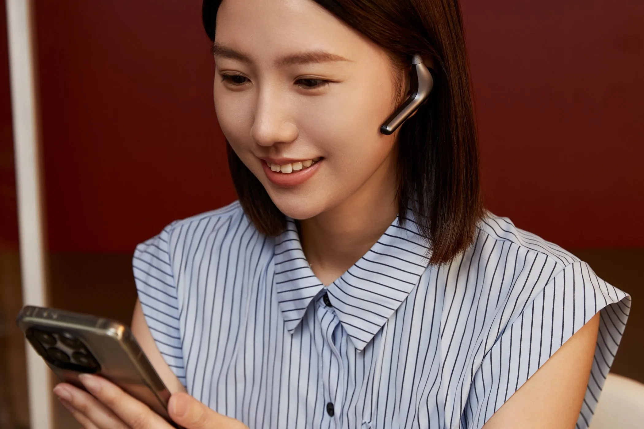 Người dùng gọi video mượt mà với tai nghe Timekettle W4 Pro và AI dịch thuật không ngừng cải tiến