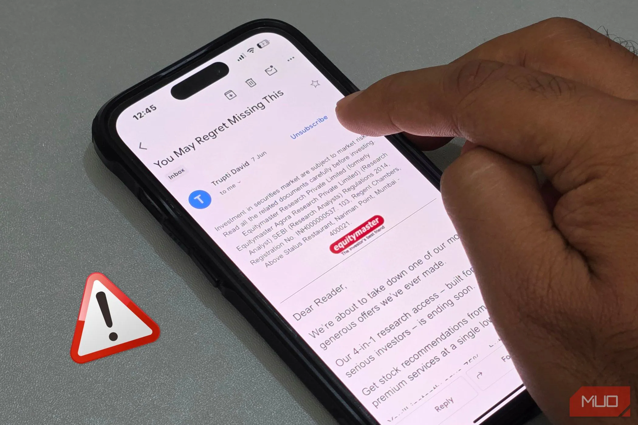 Người dùng iPhone thực hiện hủy đăng ký từ email rác, cảnh báo về nguy hiểm của nút unsubscribe giả mạo.