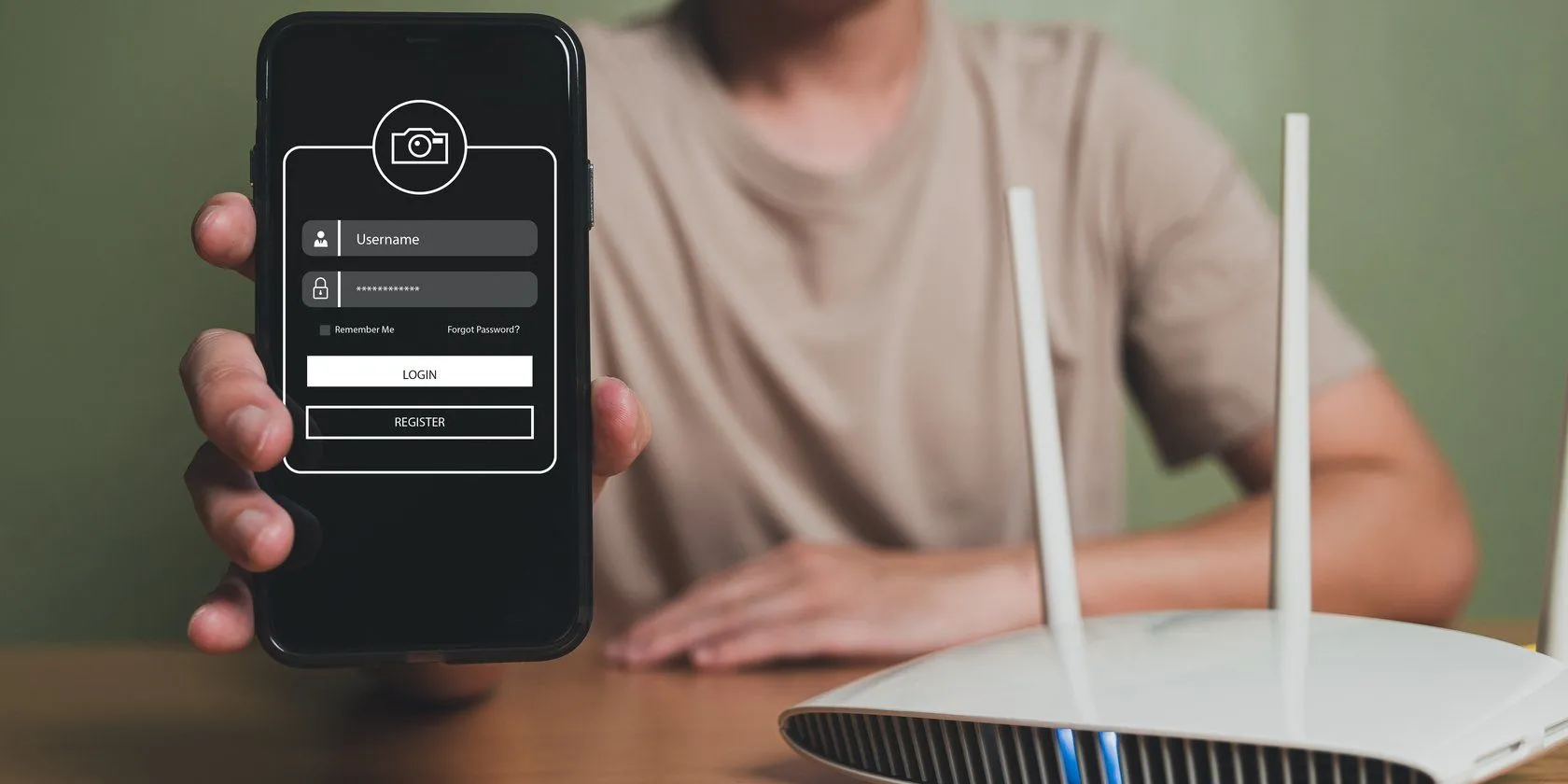 Người dùng kiểm tra cài đặt bảo mật Wi-Fi trên điện thoại cạnh router không dây