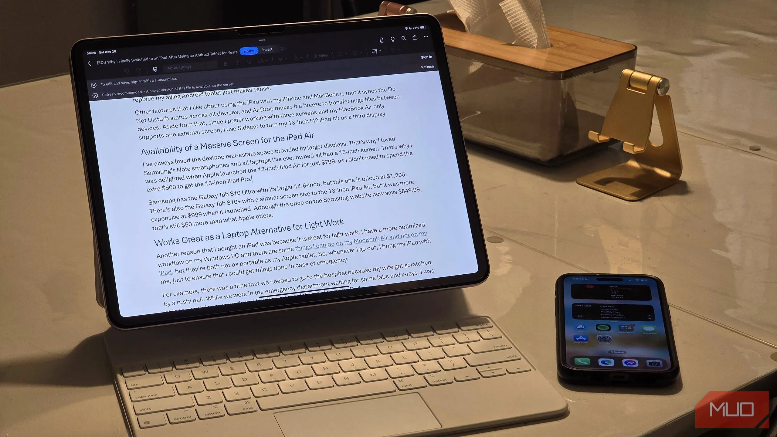 Người dùng làm việc trên iPad Air 13 inch với bàn phím và Apple Pencil tại một địa điểm ngoài văn phòng, thể hiện tính di động