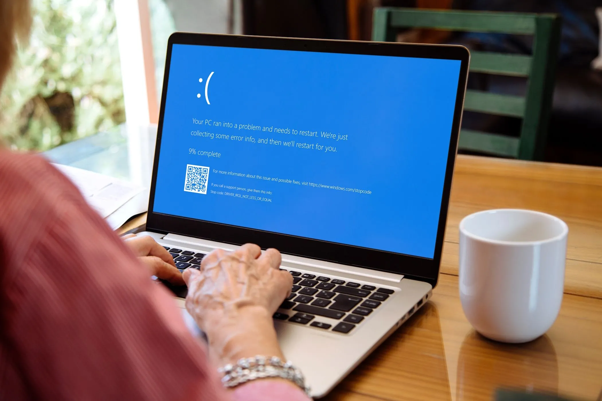 Người dùng nhìn vào màn hình máy tính Windows bị lỗi Blue Screen of Death, minh họa sự cần thiết của USB Linux Live để cứu hộ