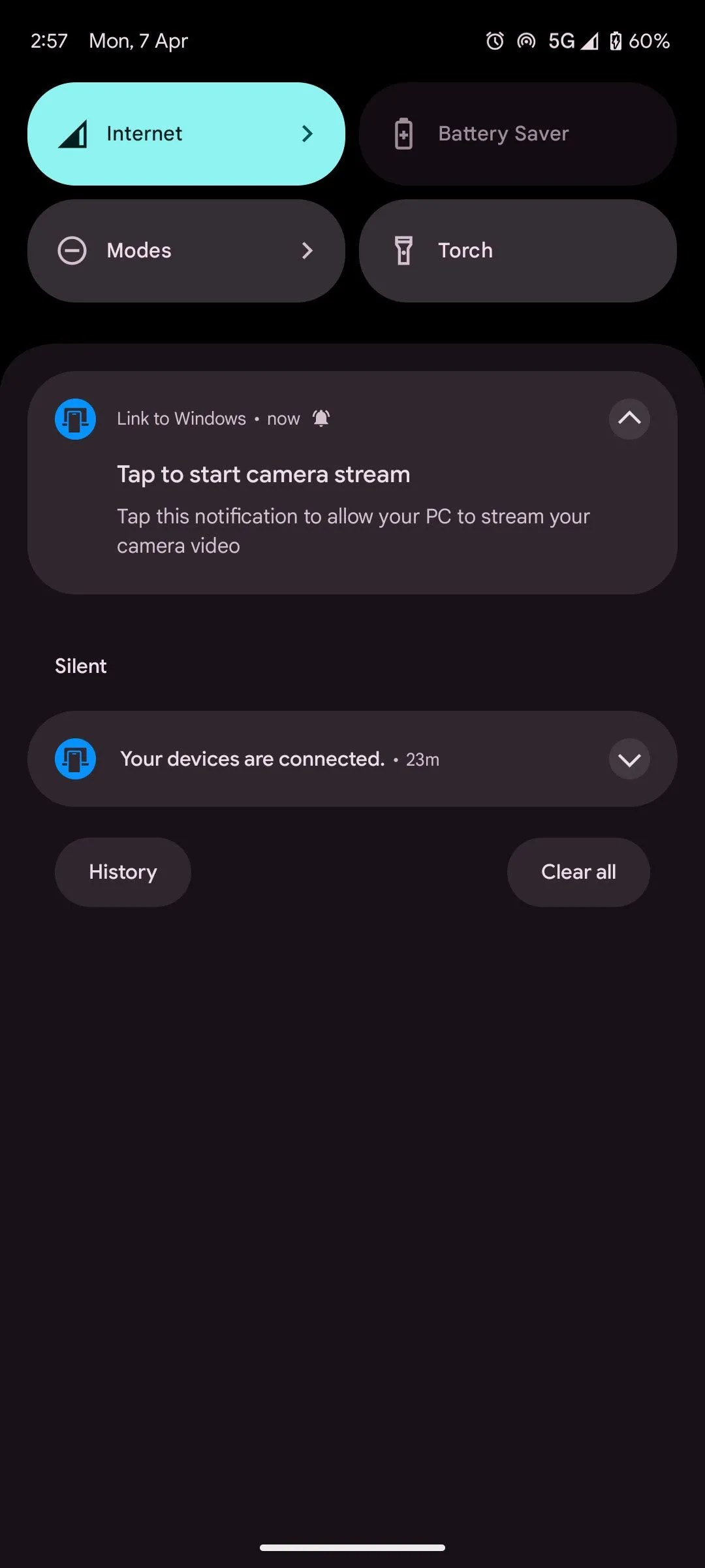Người dùng sử dụng điện thoại kết nối qua Phone Link làm webcam cho cuộc gọi video