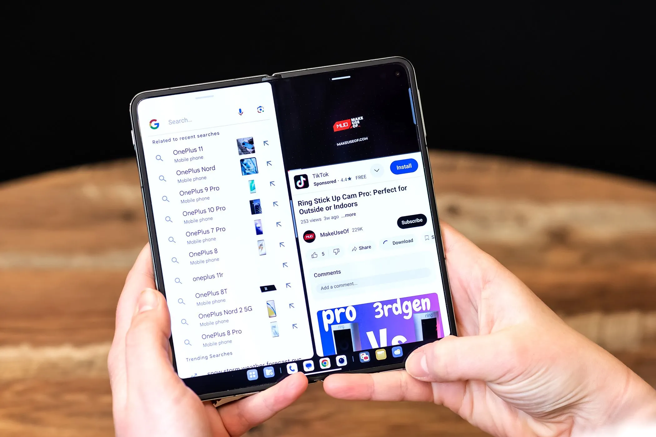 Người dùng sử dụng OnePlus Open ở chế độ chia đôi màn hình