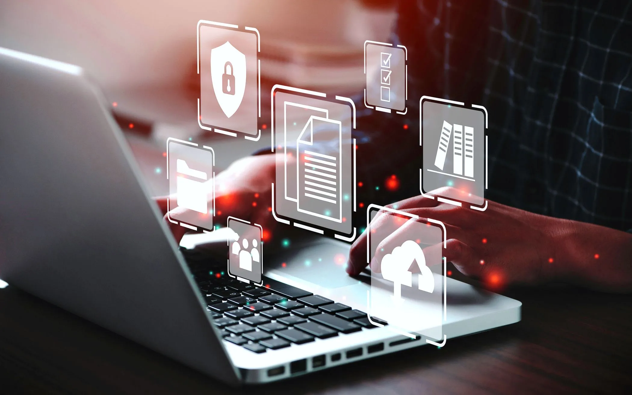 Người dùng tải tệp lên lưu trữ đám mây qua laptop