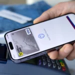 Người dùng thanh toán bằng Apple Pay trên iPhone, minh họa giao dịch bảo mật