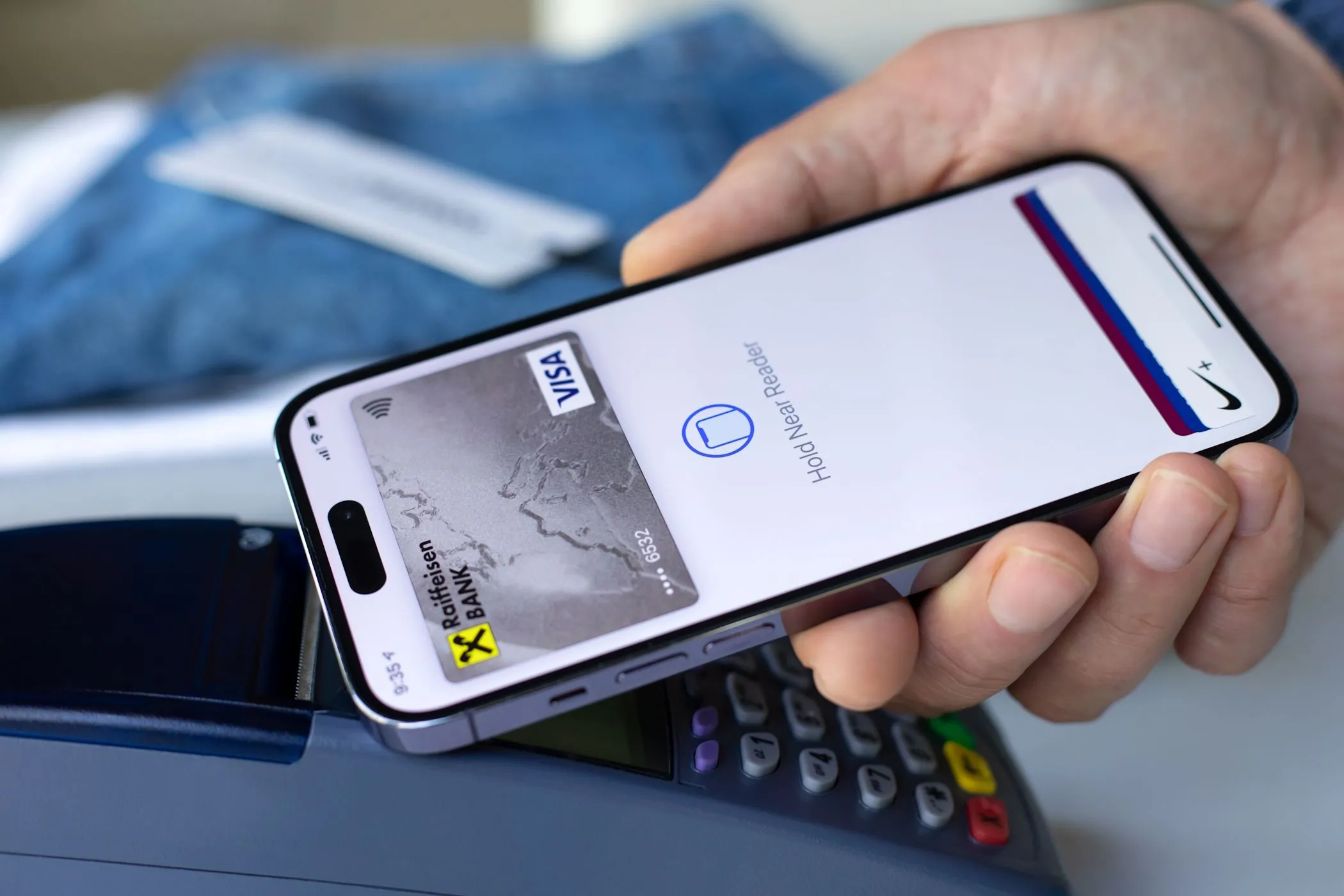 Người dùng thanh toán bằng Apple Pay trên iPhone, minh họa giao dịch bảo mật