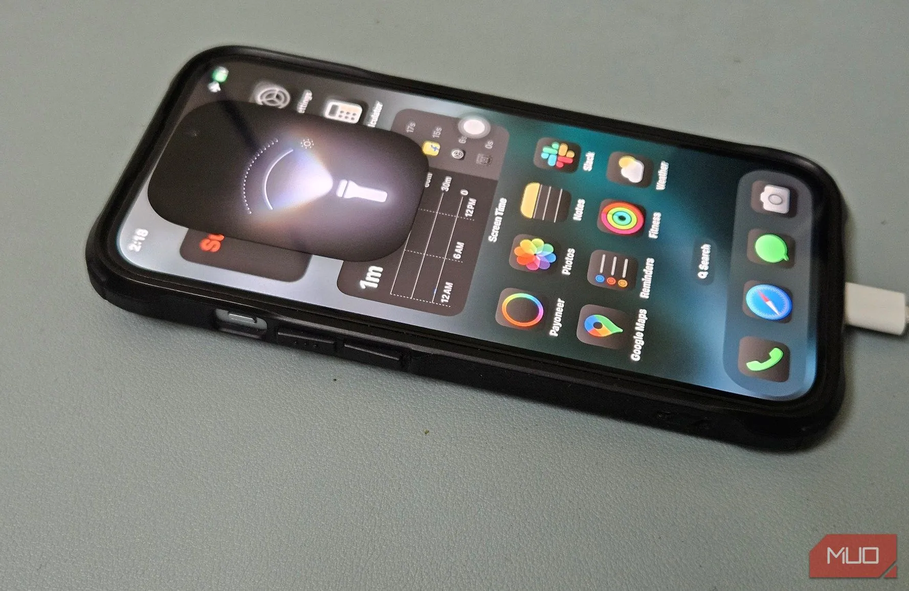Người dùng tránh đèn flash tích hợp khi chụp ảnh đêm bằng điện thoại để có ánh sáng tự nhiên và màu sắc chân thực hơn.