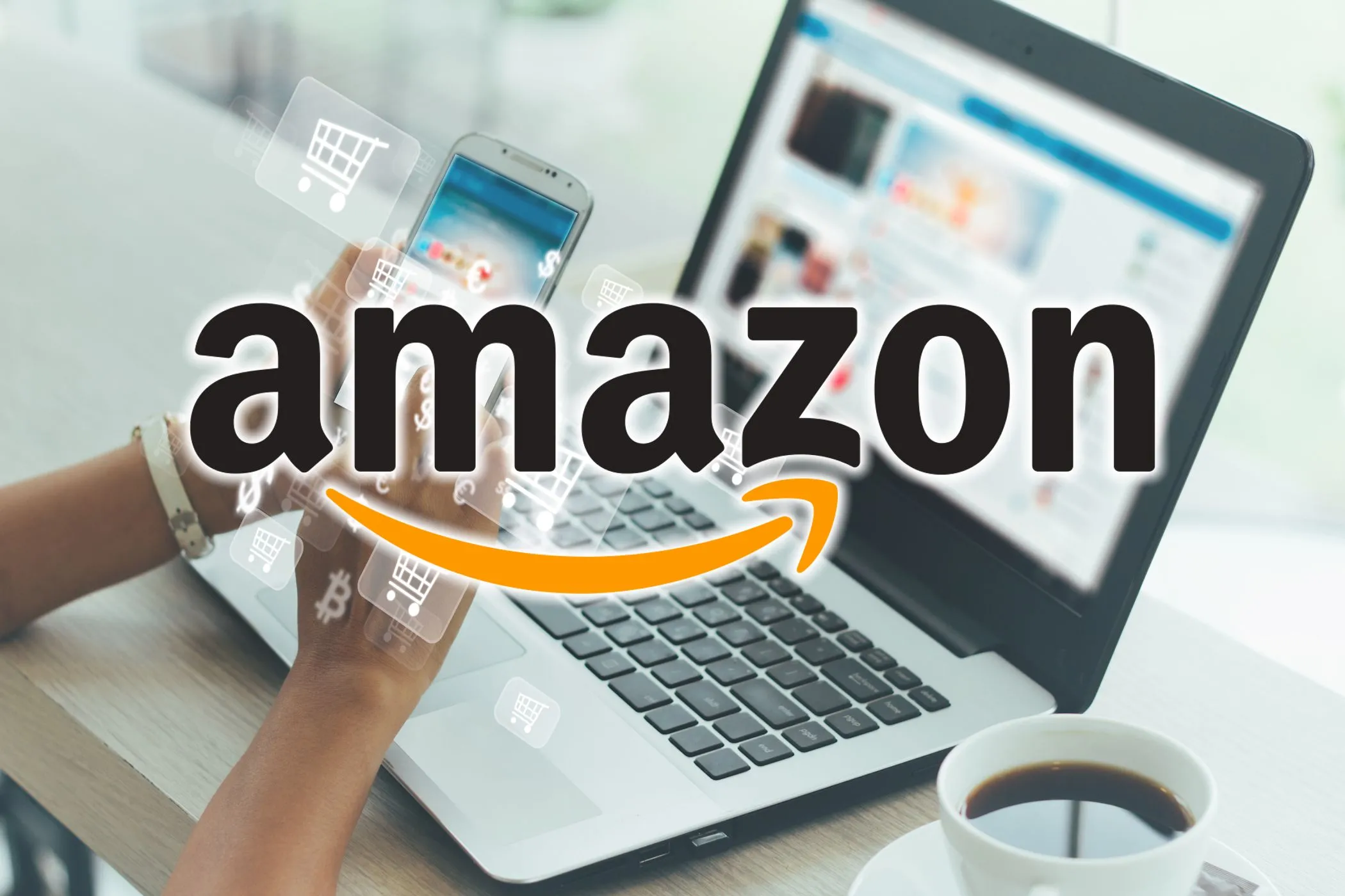 Người phụ nữ đang mua sắm trên laptop với logo Amazon, thể hiện sự thu thập dữ liệu từ các nền tảng thương mại điện tử và dịch vụ.