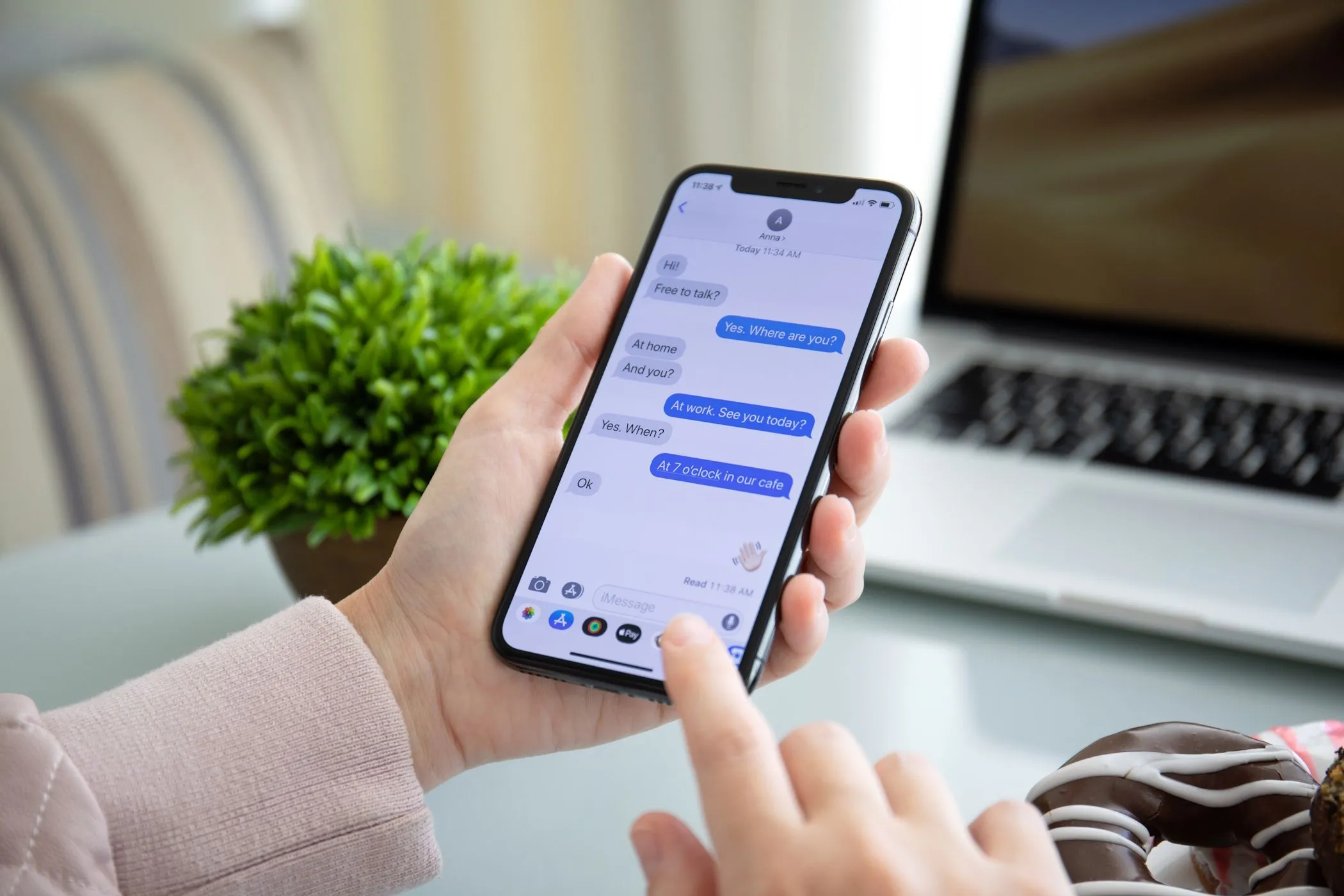Người phụ nữ đang sử dụng iMessage trên iPhone, biểu thị sự phổ biến của ứng dụng nhắn tin riêng biệt trên iOS