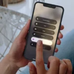 Người phụ nữ đang sử dụng iPhone 12 Pro, màn hình hiển thị chế độ Focus Mode giúp tăng cường tập trung làm việc.