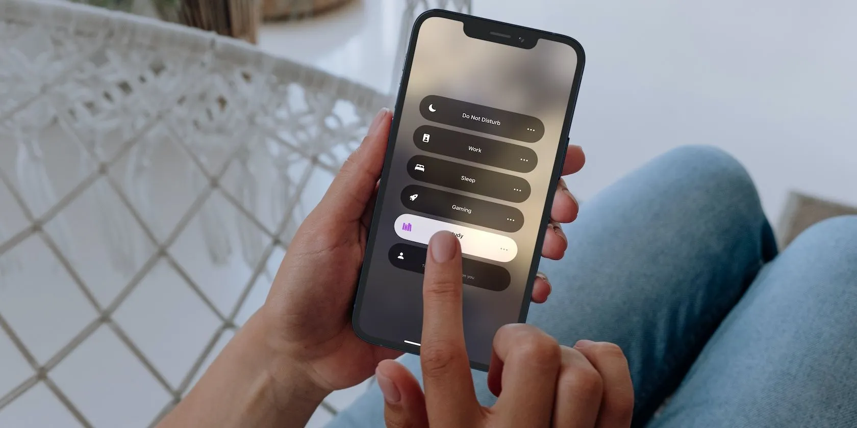 Người phụ nữ đang sử dụng iPhone 12 Pro, màn hình hiển thị chế độ Focus Mode giúp tăng cường tập trung làm việc.