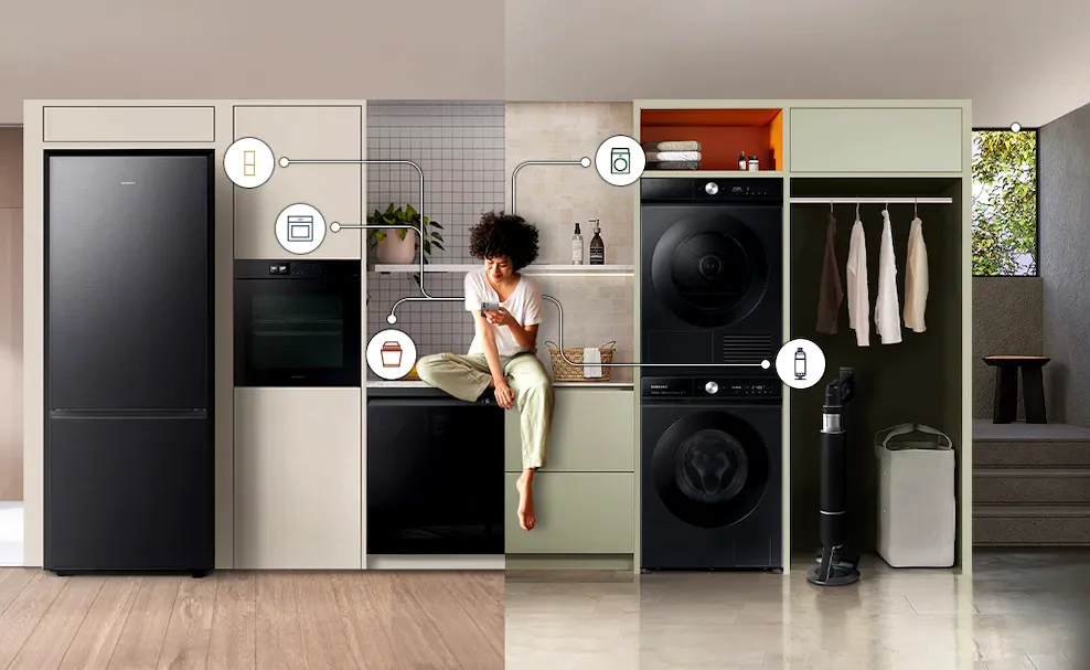 Người phụ nữ ngồi trong bếp nhà thông minh với các thiết bị kết nối