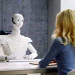Người phụ nữ phỏng vấn robot AI, minh họa khả năng tương tác tự chủ của AI Agent trong môi trường chuyên nghiệp