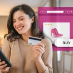 Người phụ nữ sử dụng điện thoại và thẻ tín dụng để mua sắm online, minh họa tính năng theo dõi giá sản phẩm của Microsoft Edge.