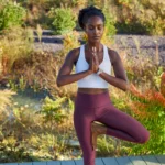 Người phụ nữ tập yoga, minh họa tính năng theo dõi sức khỏe trên đồng hồ Garmin Quatix 6x Solar