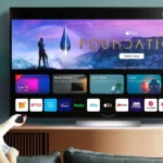 Người phụ nữ thư giãn xem phim trên TV OLED LG, minh họa chất lượng hiển thị sắc nét của công nghệ OLED