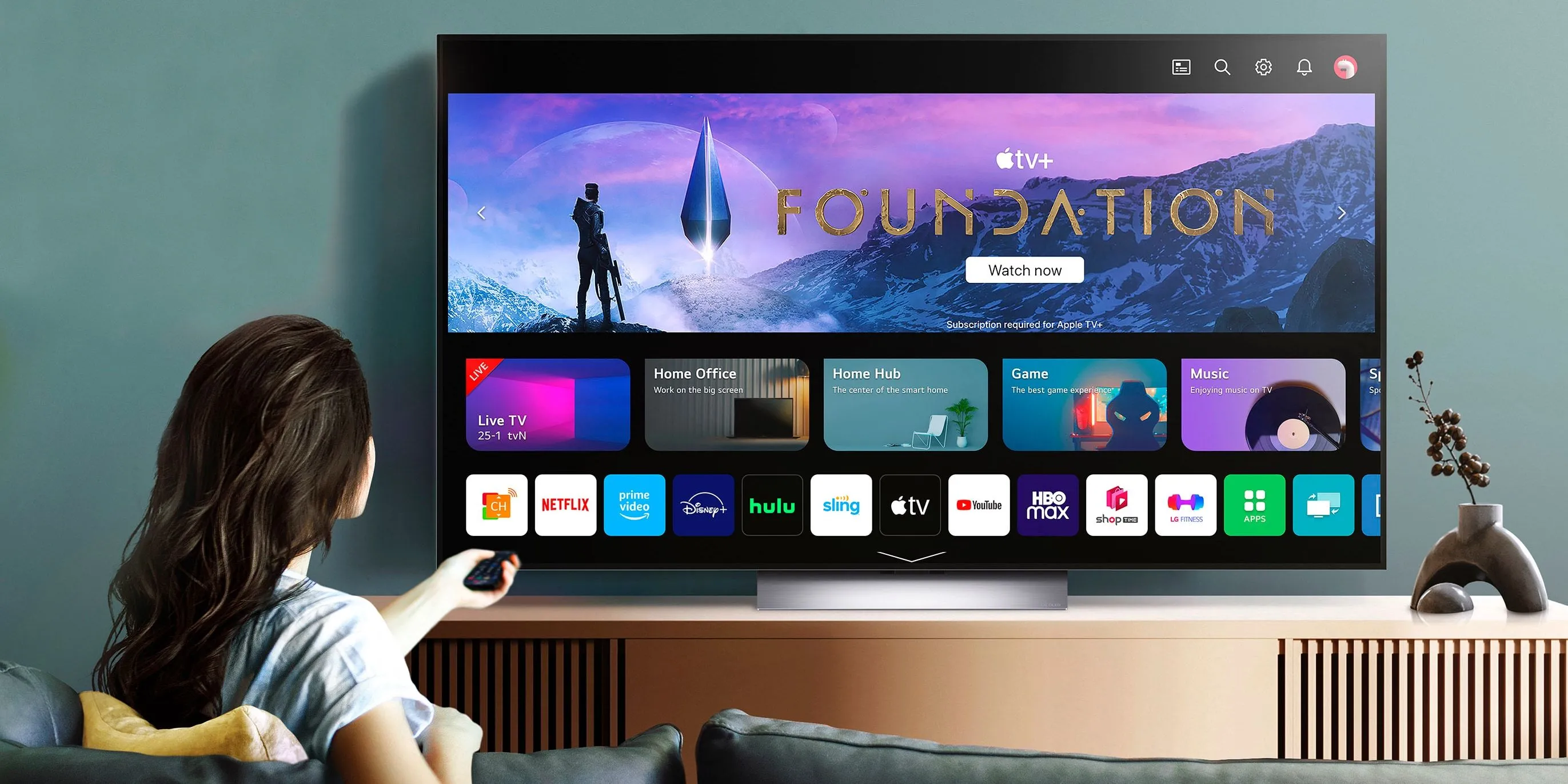 Người phụ nữ thư giãn xem phim trên TV OLED LG, minh họa chất lượng hiển thị sắc nét của công nghệ OLED