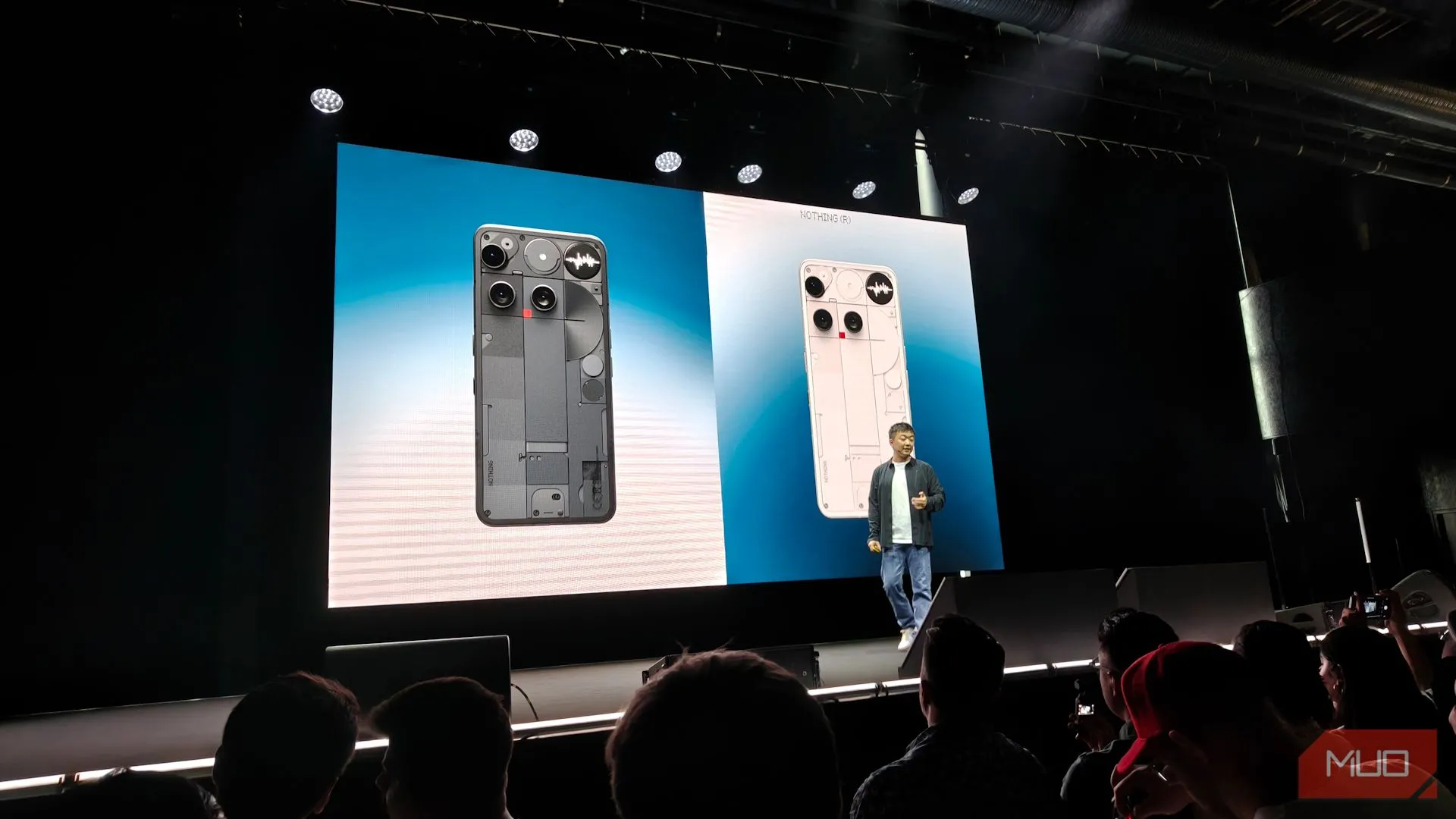 Người sáng lập Nothing Carl Pei trên sân khấu giới thiệu Nothing Phone 3 với màn hình Glyph Matrix mới.