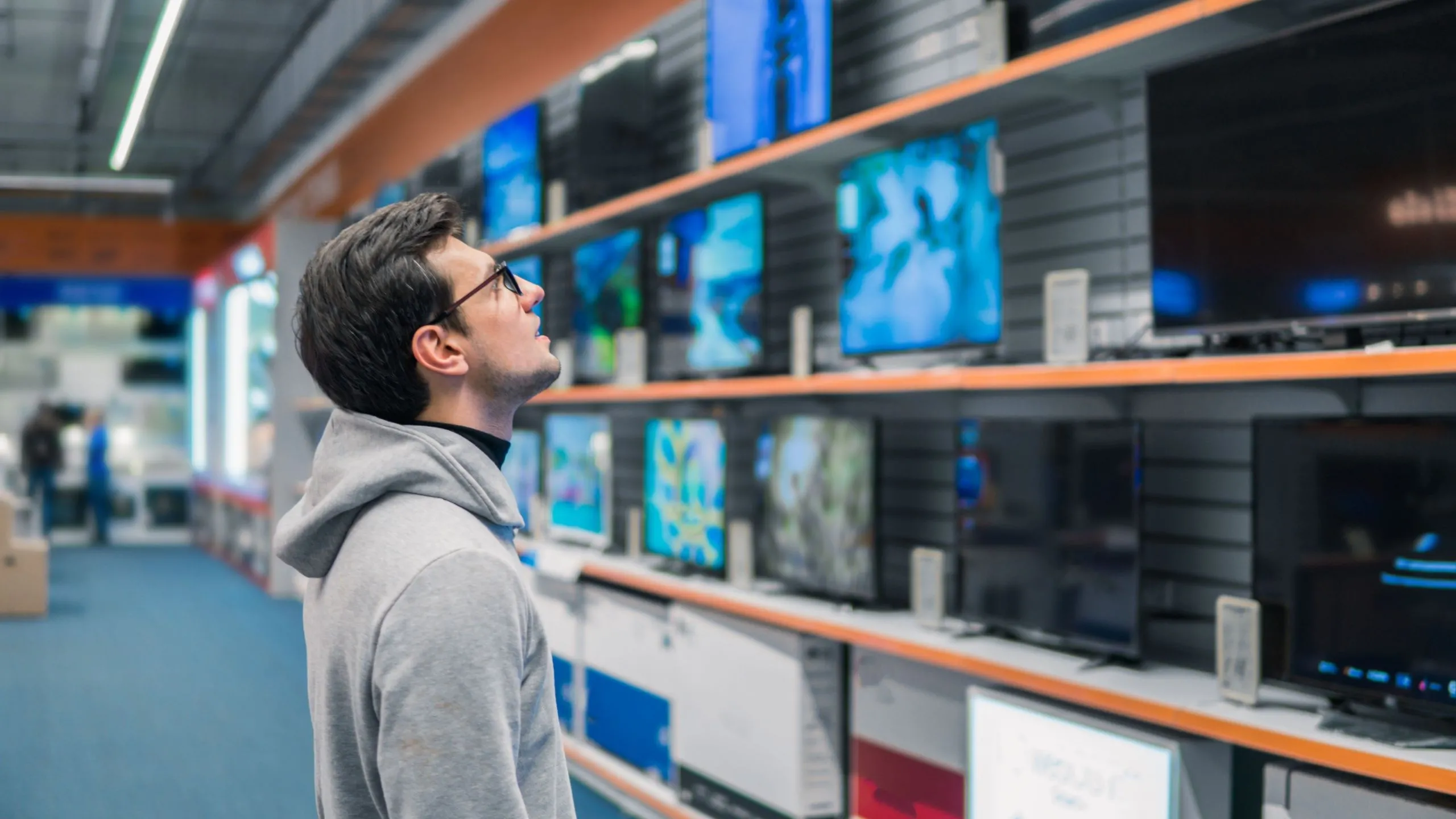 Người tiêu dùng đang lựa chọn TV thông minh tại cửa hàng, minh họa nhu cầu mua sắm thiết bị màn hình