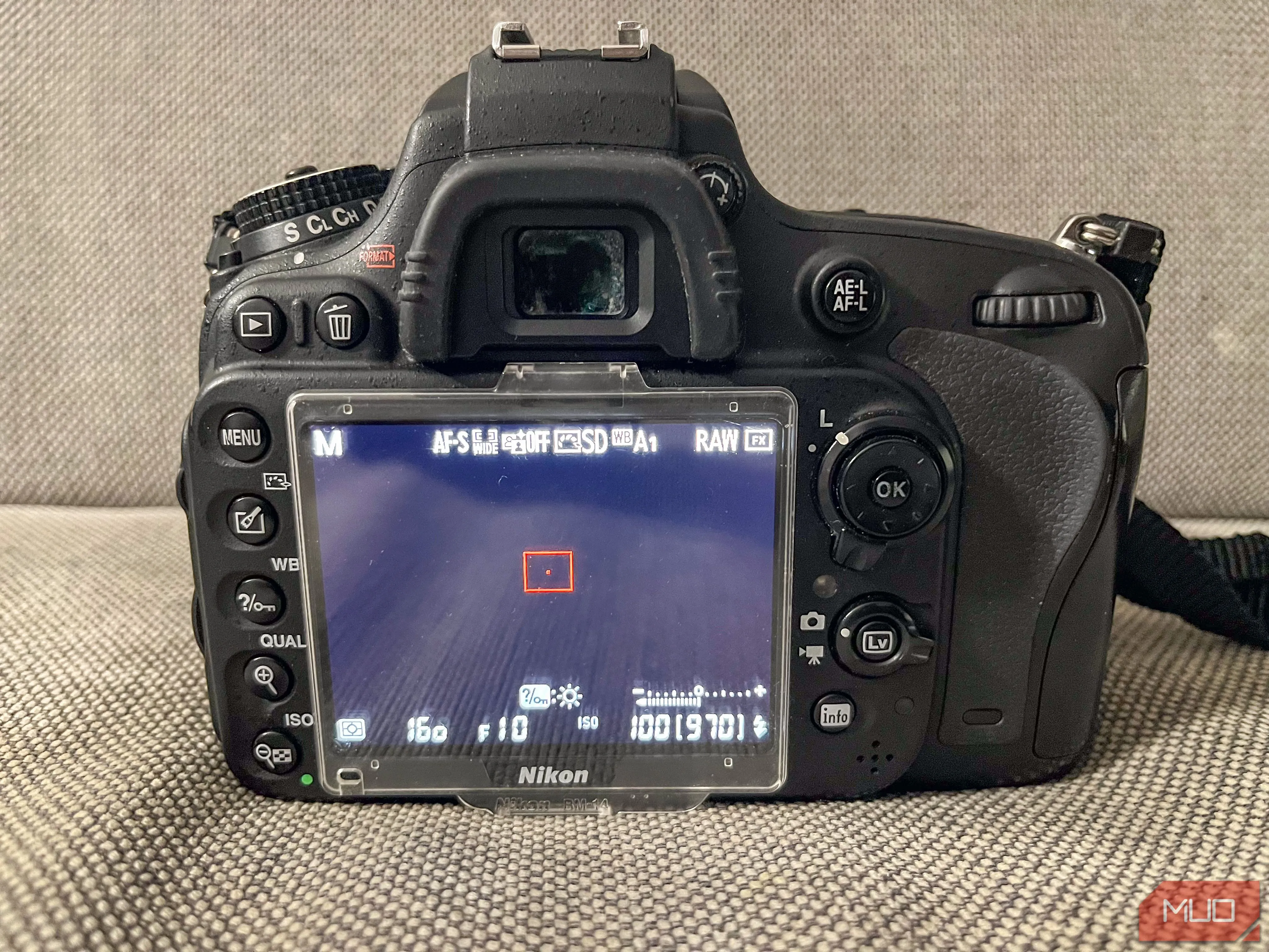 Nhiếp ảnh gia đang nhìn qua kính ngắm quang học (OVF) của máy ảnh DSLR để có trải nghiệm chụp chân thực
