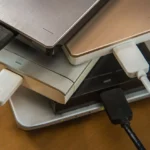 Nhiều ổ cứng di động và laptop