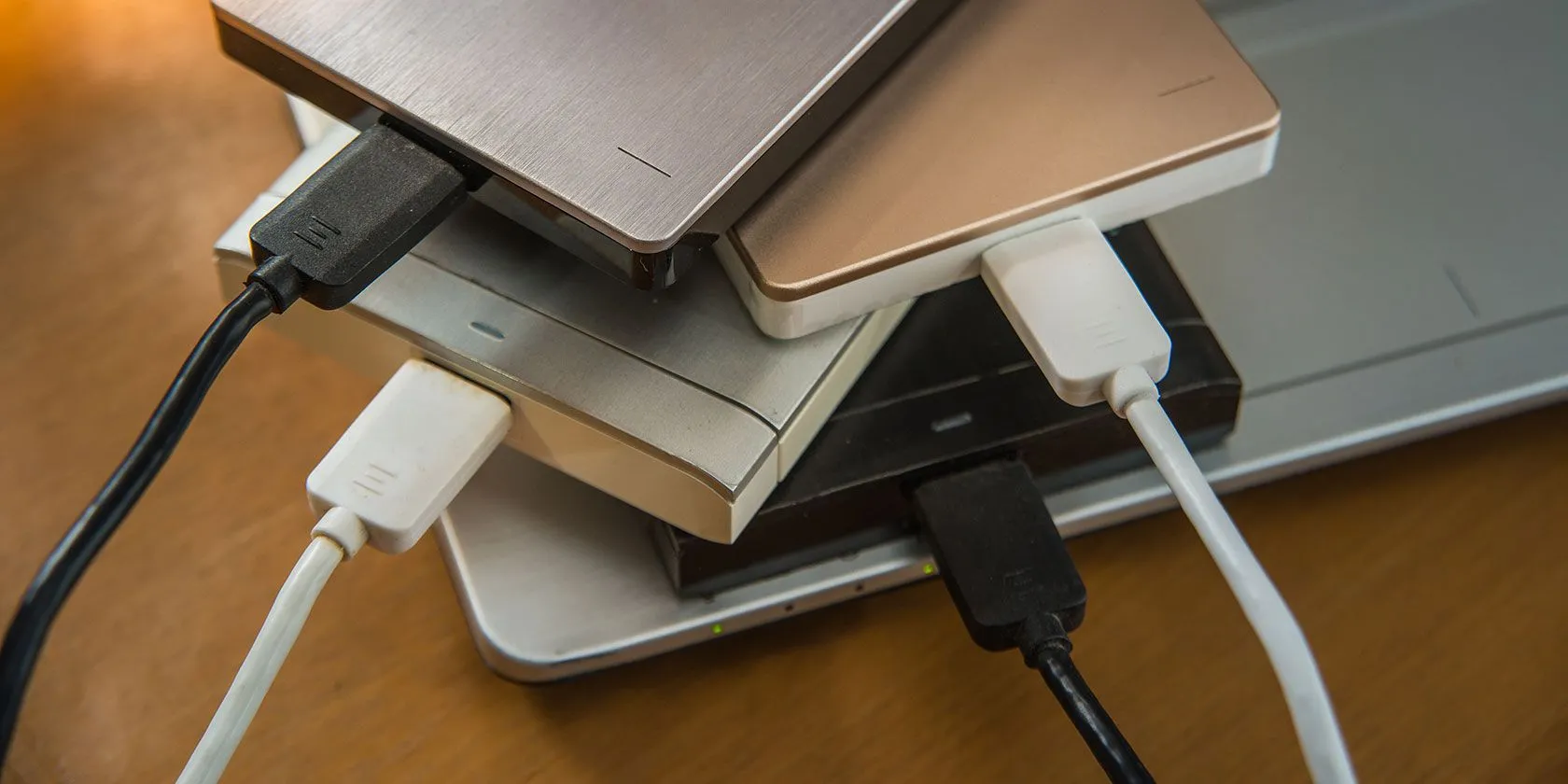 Nhiều ổ cứng di động và laptop