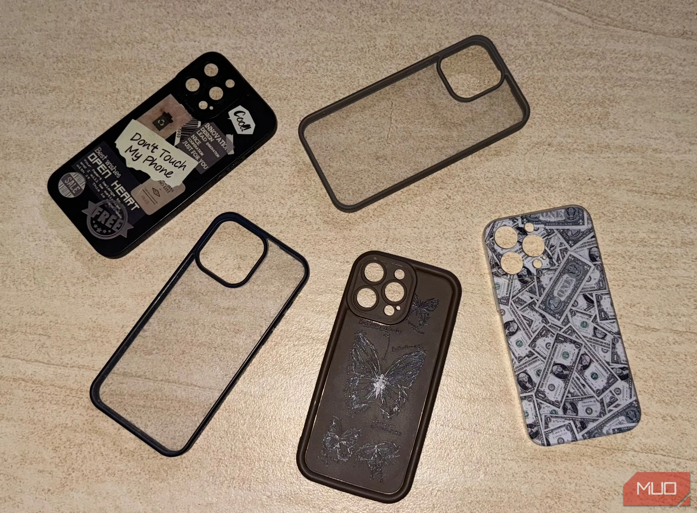 Nhiều ốp lưng iPhone 15 Pro Max trên sàn nhà